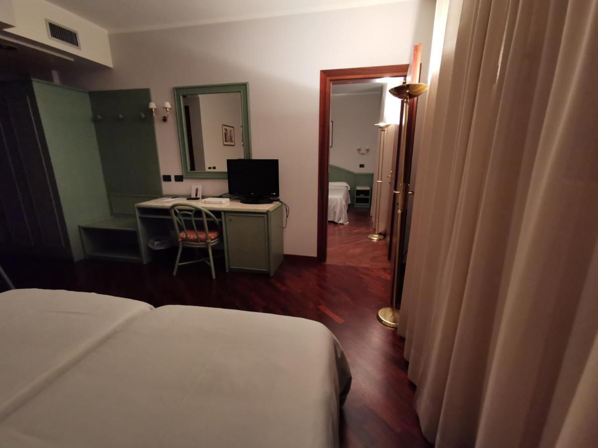 Hotel Le Ville Modena Zewnętrze zdjęcie
