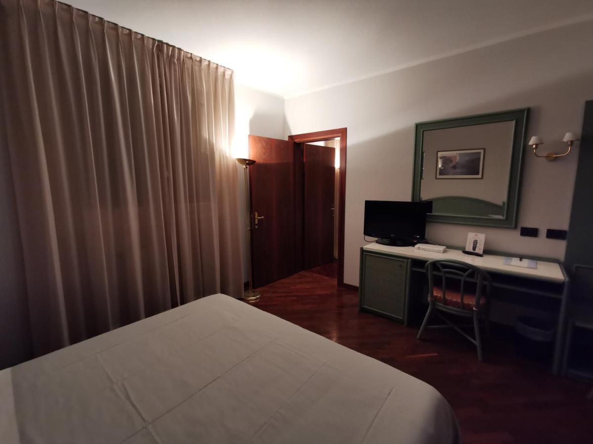 Hotel Le Ville Modena Zewnętrze zdjęcie