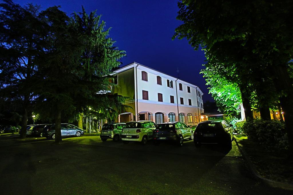 Hotel Le Ville Modena Zewnętrze zdjęcie