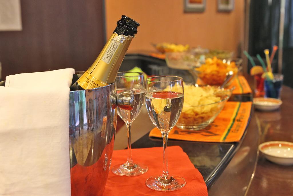Hotel Le Ville Modena Zewnętrze zdjęcie